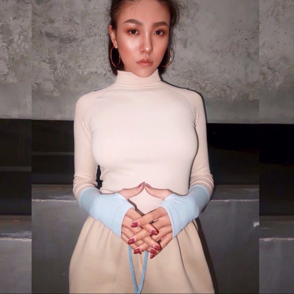 Turtle neck cream top with blue sleeves